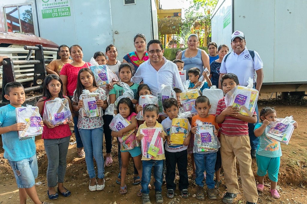 Marcos Bravo entregando el Mochilon 2017 escuela de niños migrantes