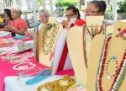 Adultas mayores ponen a la venta bisutería elaborada en el INAPAM