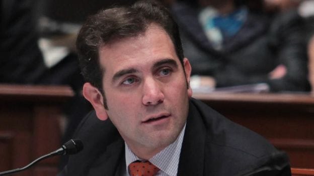 IFE ve factible tres nuevos partidos