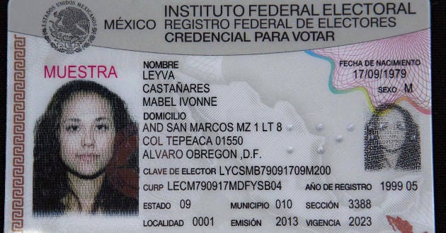 Nuevo diseño de seguridad de la credencial del IFE. Foto: NTX