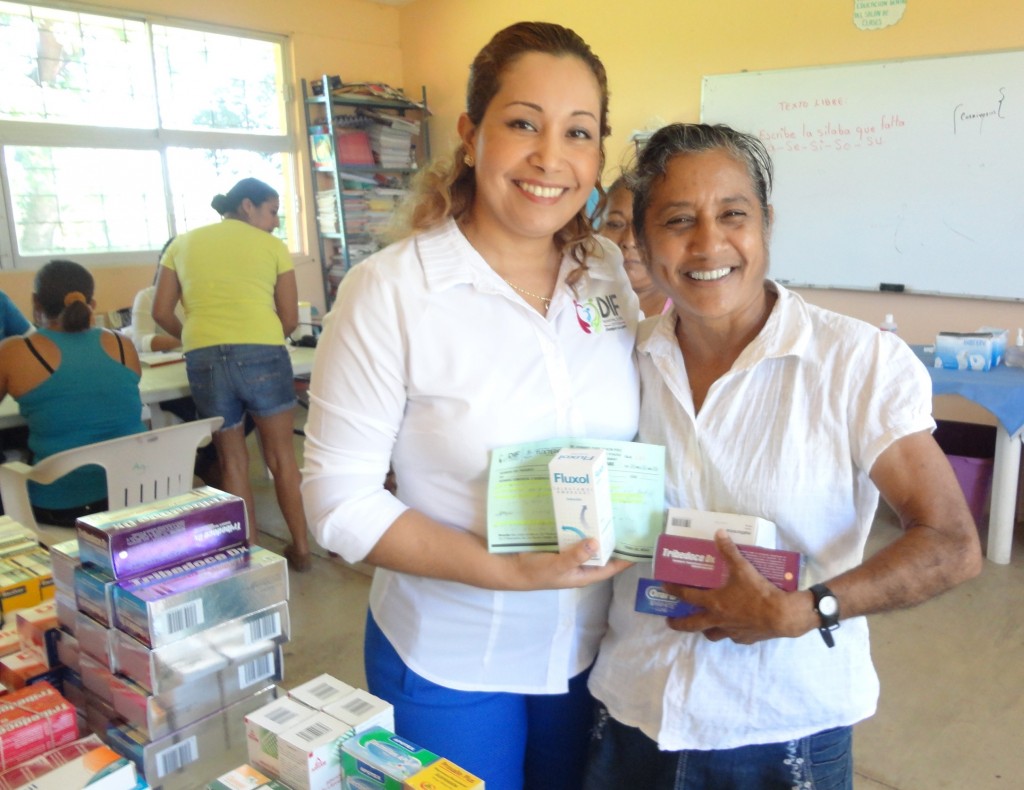 El DIF de Tuxtepec, que encabeza María Luisa Vallejo García, realizó su brigada de servicios numero 50 en Santa María Amapa (1)
